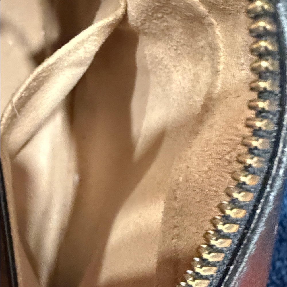 Gucci Black Quilted Leather Camera Bag with Gold GG - Picture 6 of 12